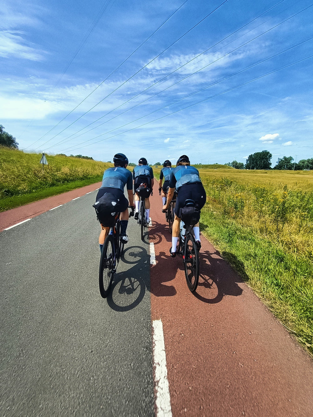 24 heures, 570 kilomètres, 5000 euros : comment un groupe d'amis a transformé son rêve de cyclisme en un mouvement vert